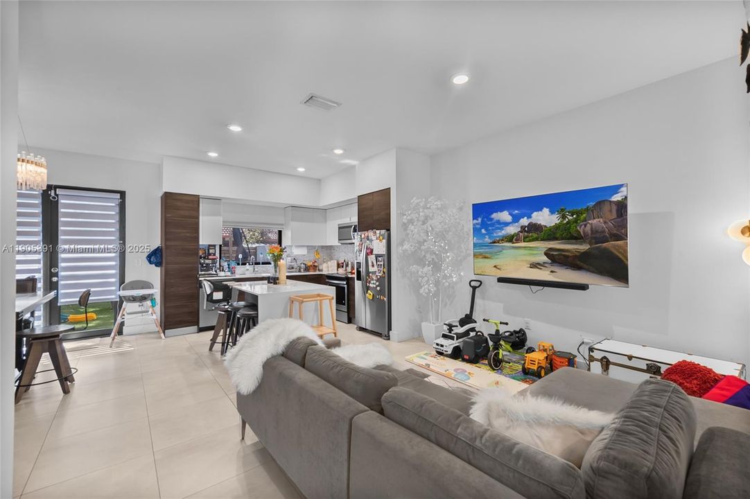 Active With Contract: $3,500 (3 beds, 2 baths, 1676 Square Feet)