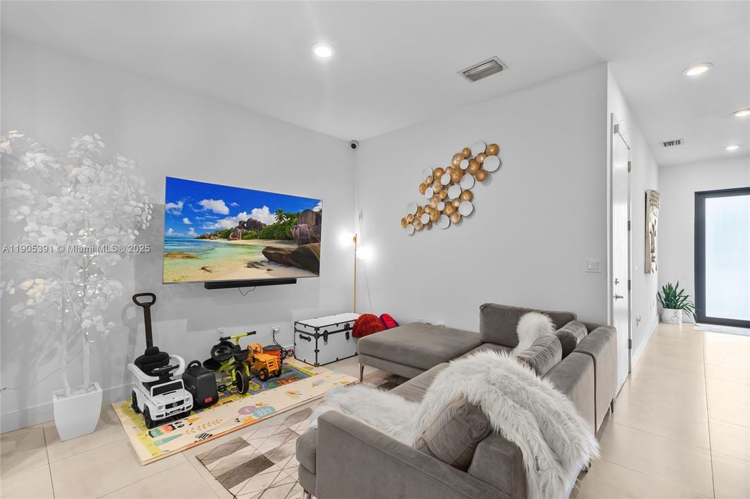 Active With Contract: $3,500 (3 beds, 2 baths, 1676 Square Feet)