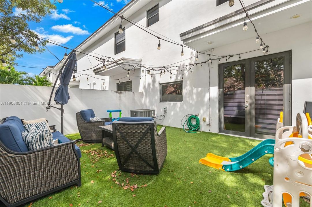 Active With Contract: $3,500 (3 beds, 2 baths, 1676 Square Feet)