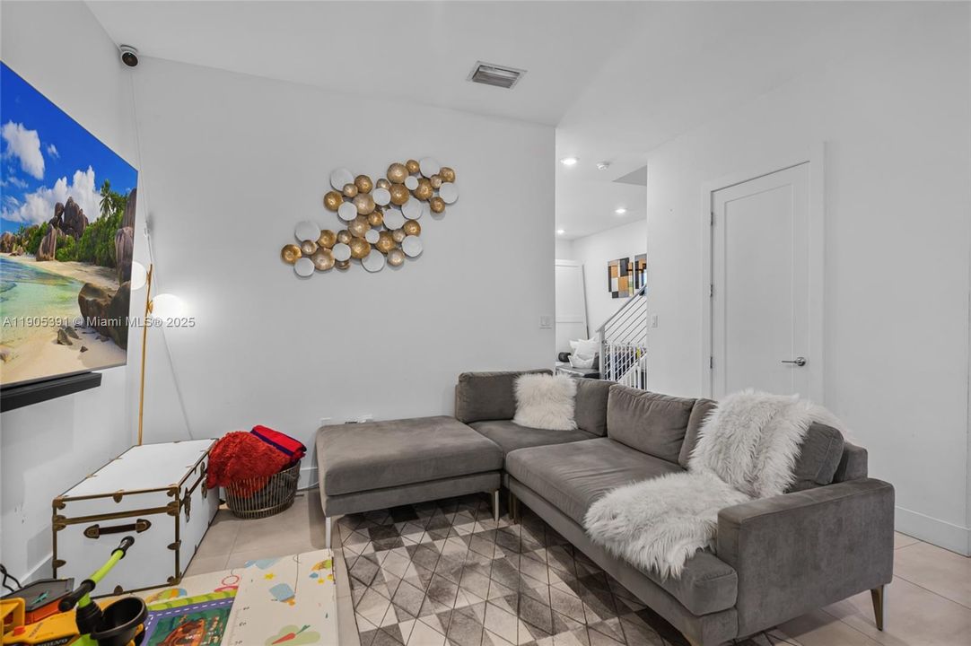 Active With Contract: $3,500 (3 beds, 2 baths, 1676 Square Feet)