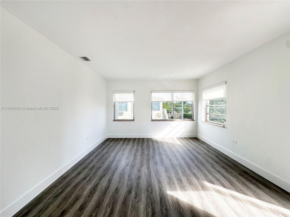 Recently Rented: $1,950 (1 beds, 1 baths, 730 Square Feet)