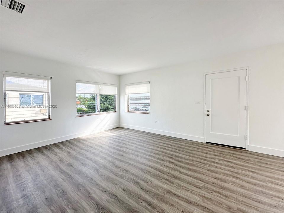 Recently Rented: $1,950 (1 beds, 1 baths, 730 Square Feet)