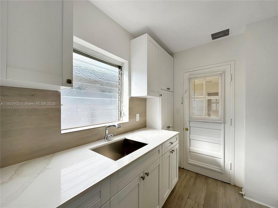 Recently Rented: $1,950 (1 beds, 1 baths, 730 Square Feet)