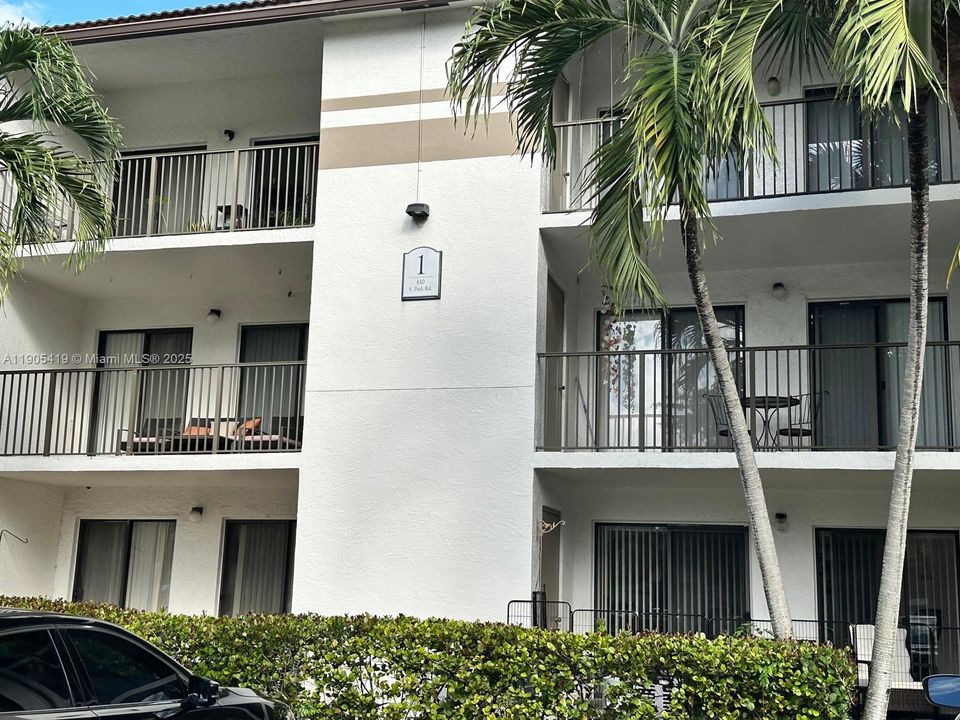 For Rent: $2,150 (2 beds, 2 baths, 1060 Square Feet)