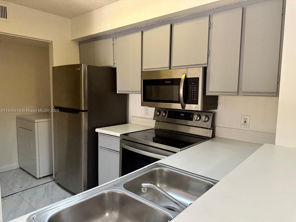 For Rent: $2,150 (2 beds, 2 baths, 1060 Square Feet)