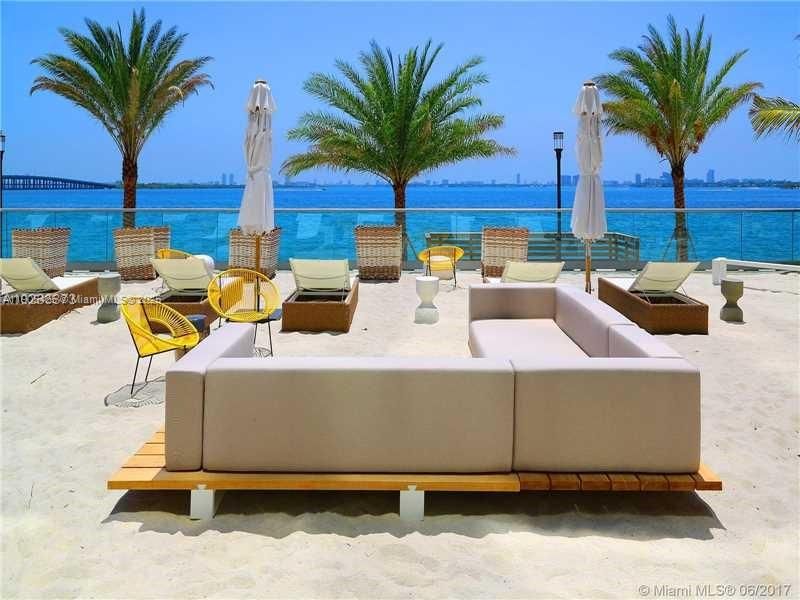 For Sale: $750,000 (2 beds, 2 baths, 912 Square Feet)