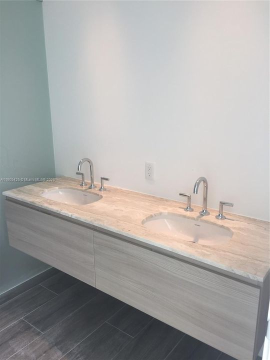 For Sale: $750,000 (2 beds, 2 baths, 912 Square Feet)