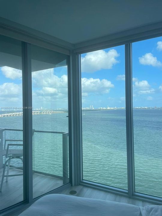 For Sale: $750,000 (2 beds, 2 baths, 912 Square Feet)