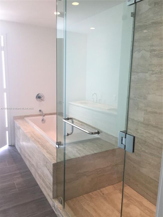 For Sale: $750,000 (2 beds, 2 baths, 912 Square Feet)