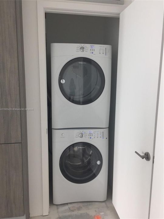 For Sale: $750,000 (2 beds, 2 baths, 912 Square Feet)