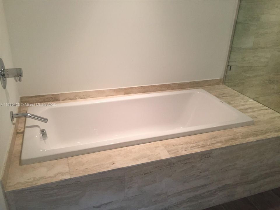 For Sale: $750,000 (2 beds, 2 baths, 912 Square Feet)