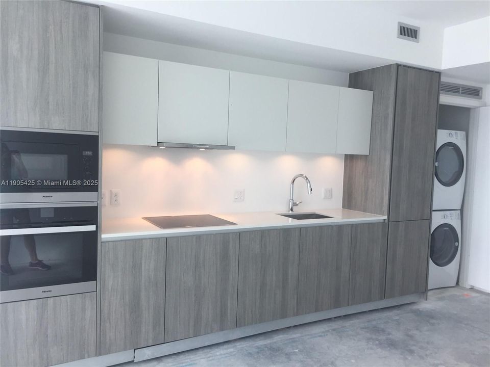 For Sale: $750,000 (2 beds, 2 baths, 912 Square Feet)