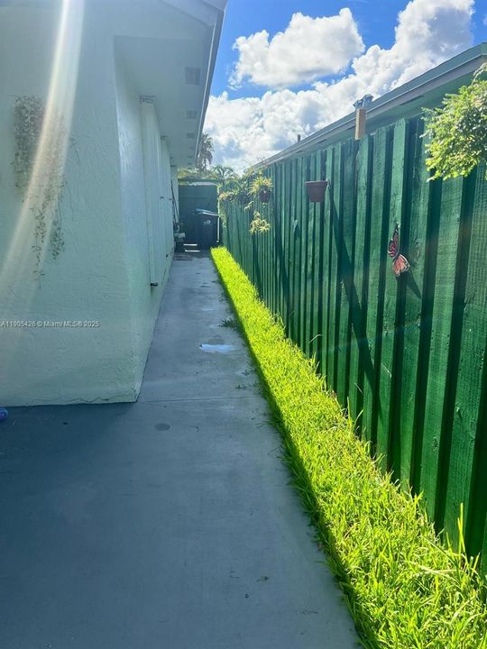 合同活跃: $2,700 (3 贝兹, 2 浴室, 1050 平方英尺)