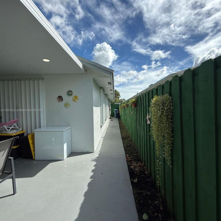 合同活跃: $2,700 (3 贝兹, 2 浴室, 1050 平方英尺)