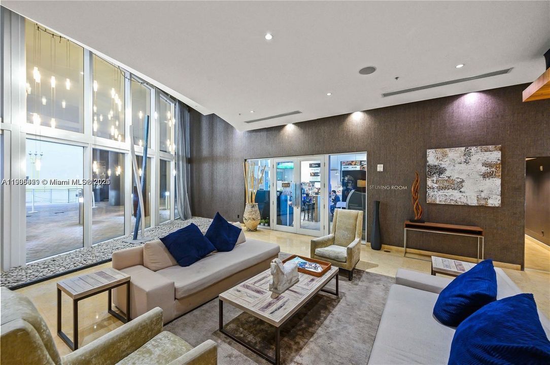 For Sale: $739,000 (2 beds, 3 baths, 1288 Square Feet)