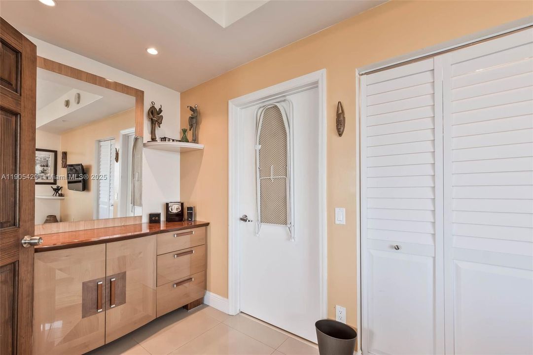 For Sale: $739,000 (2 beds, 3 baths, 1288 Square Feet)