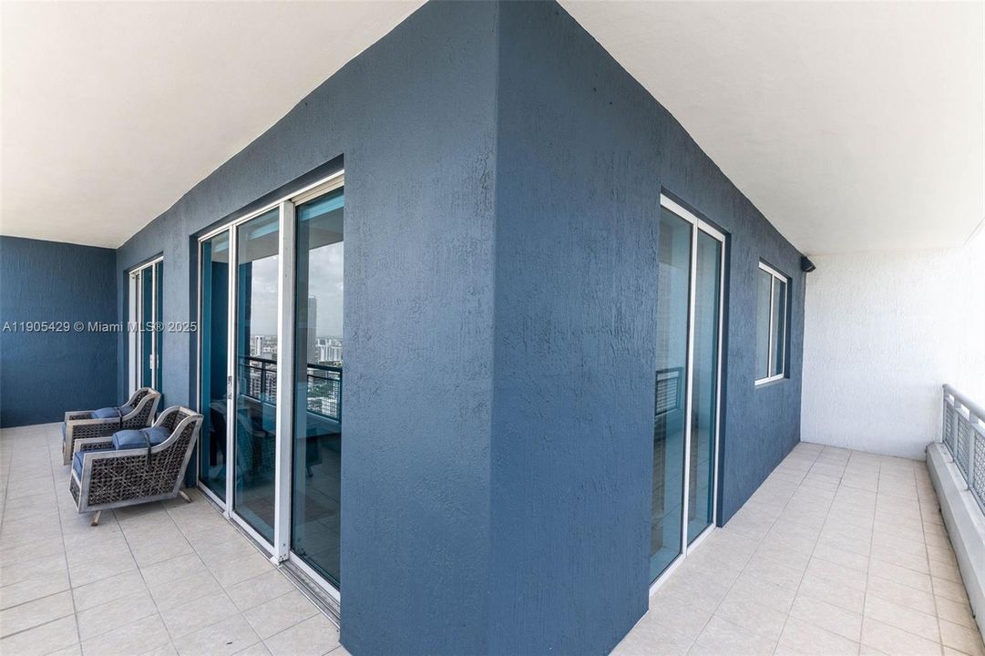 For Sale: $739,000 (2 beds, 3 baths, 1288 Square Feet)