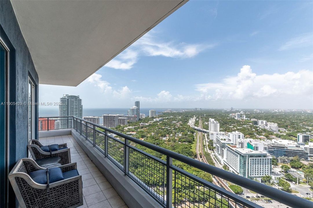 Miami's great views. 2 large balconies. Corner unit.
