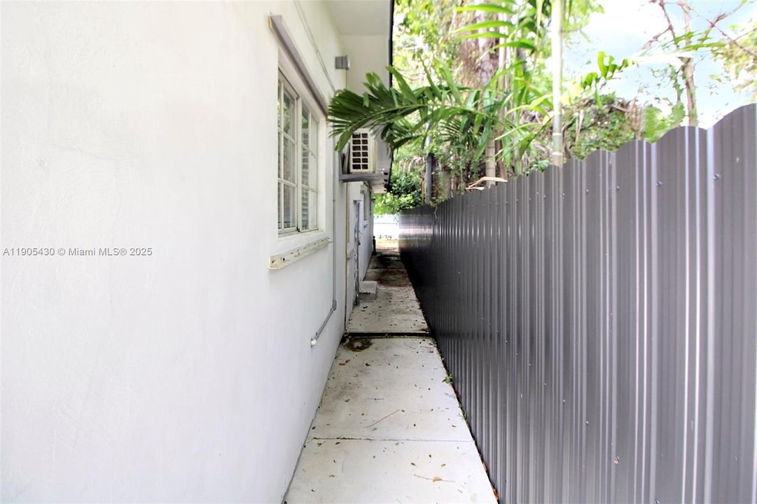 For Rent: $2,300 (2 beds, 1 baths, 825 Square Feet)