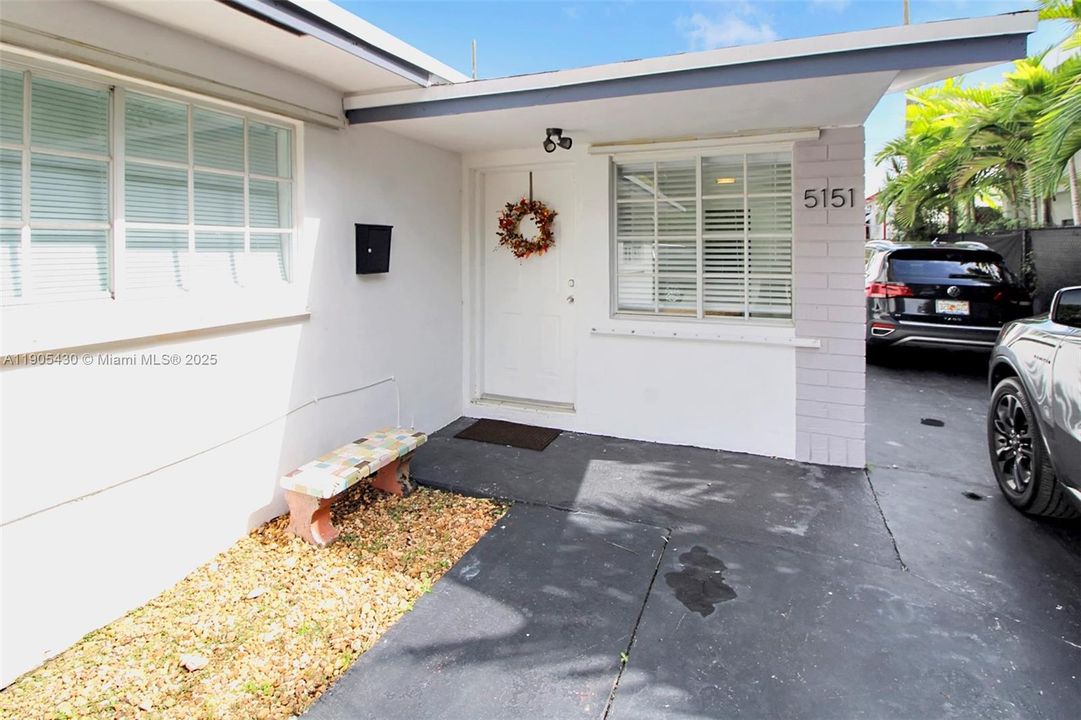 For Rent: $2,300 (2 beds, 1 baths, 825 Square Feet)