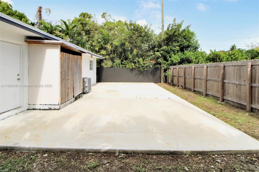 For Rent: $2,300 (2 beds, 1 baths, 825 Square Feet)