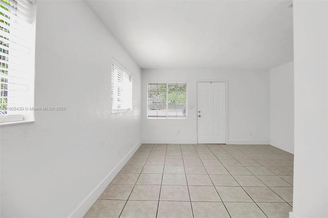 For Rent: $2,300 (2 beds, 1 baths, 825 Square Feet)