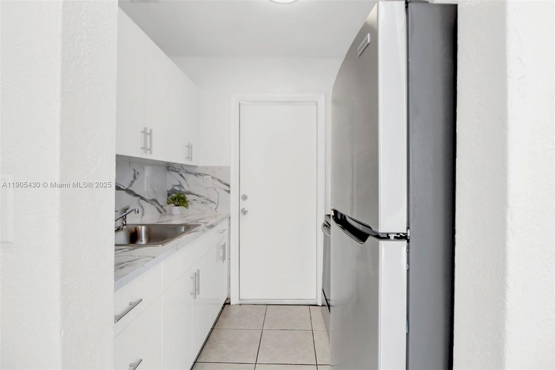 For Rent: $2,300 (2 beds, 1 baths, 825 Square Feet)