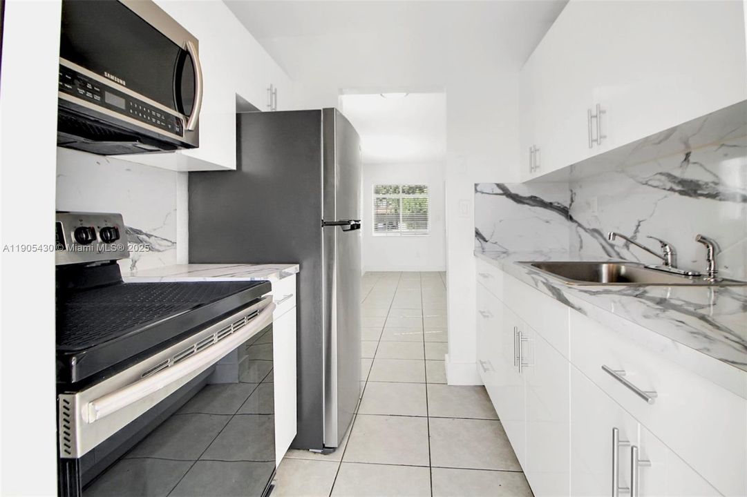 For Rent: $2,300 (2 beds, 1 baths, 825 Square Feet)