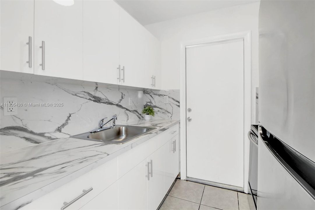 For Rent: $2,300 (2 beds, 1 baths, 825 Square Feet)