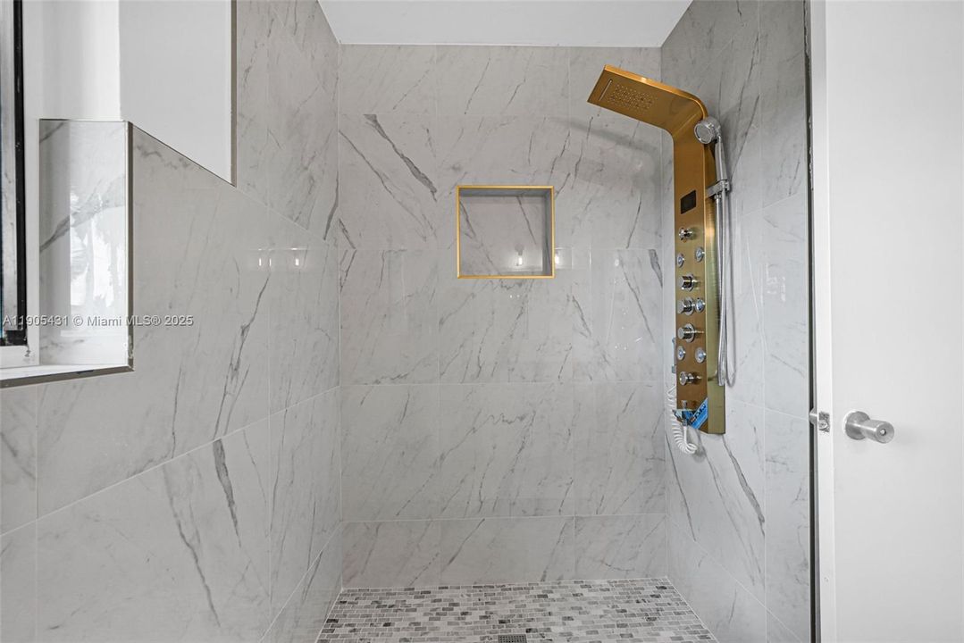 For Sale: $499,999 (3 beds, 2 baths, 1268 Square Feet)