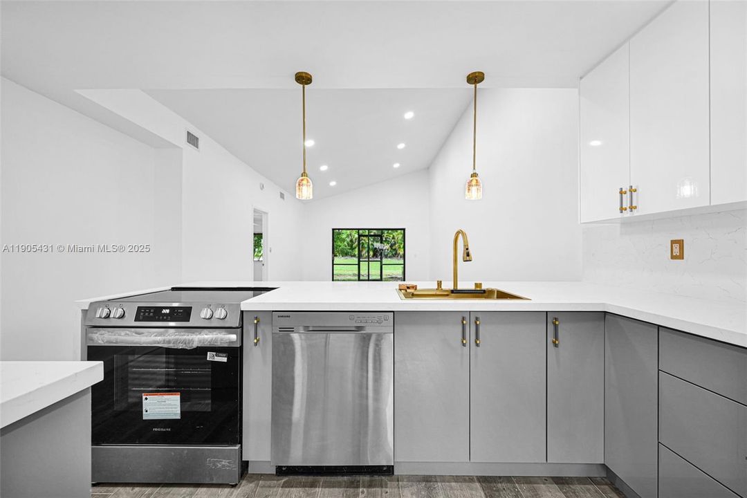 For Sale: $499,999 (3 beds, 2 baths, 1268 Square Feet)