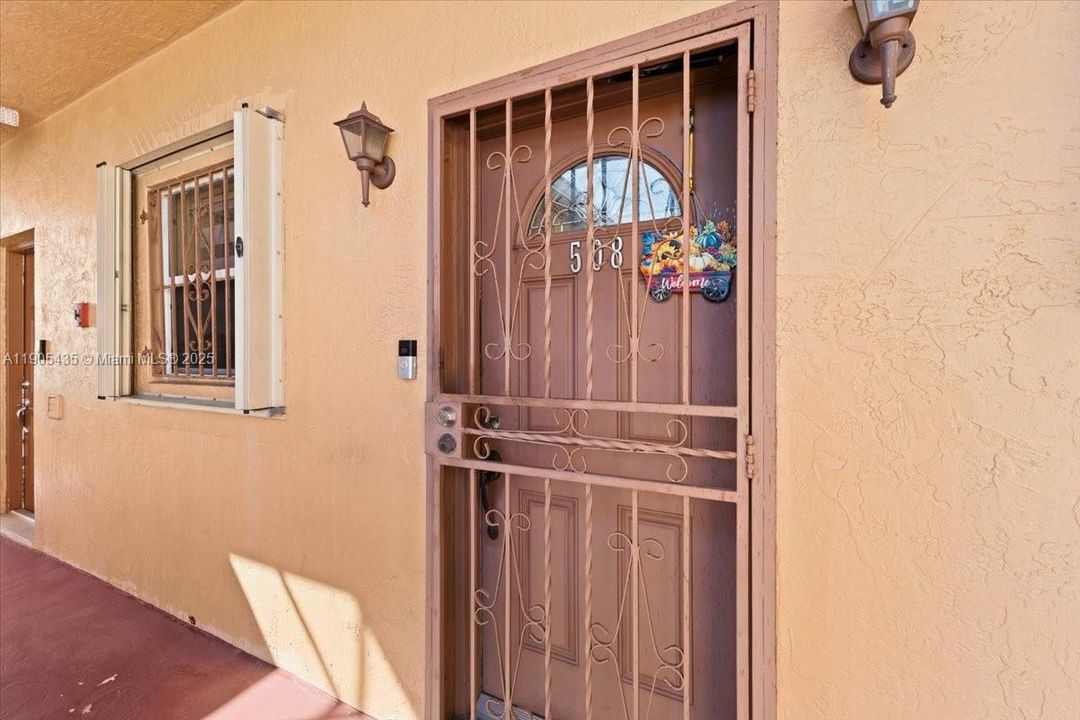 Active With Contract: $225,000 (2 beds, 2 baths, 915 Square Feet)