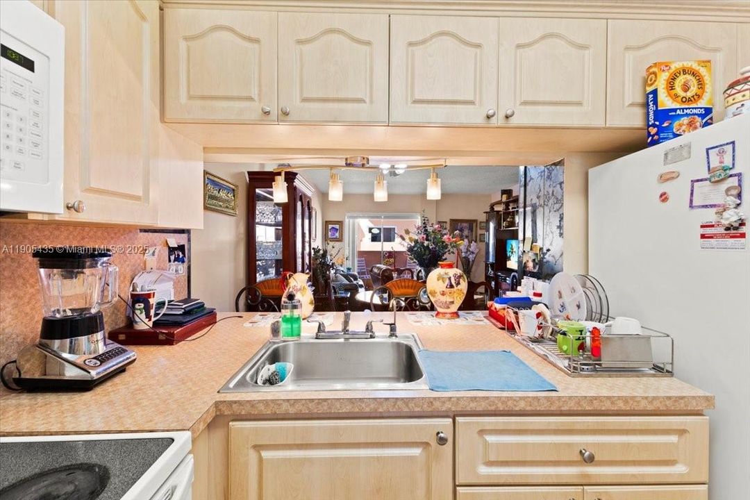 Active With Contract: $225,000 (2 beds, 2 baths, 915 Square Feet)