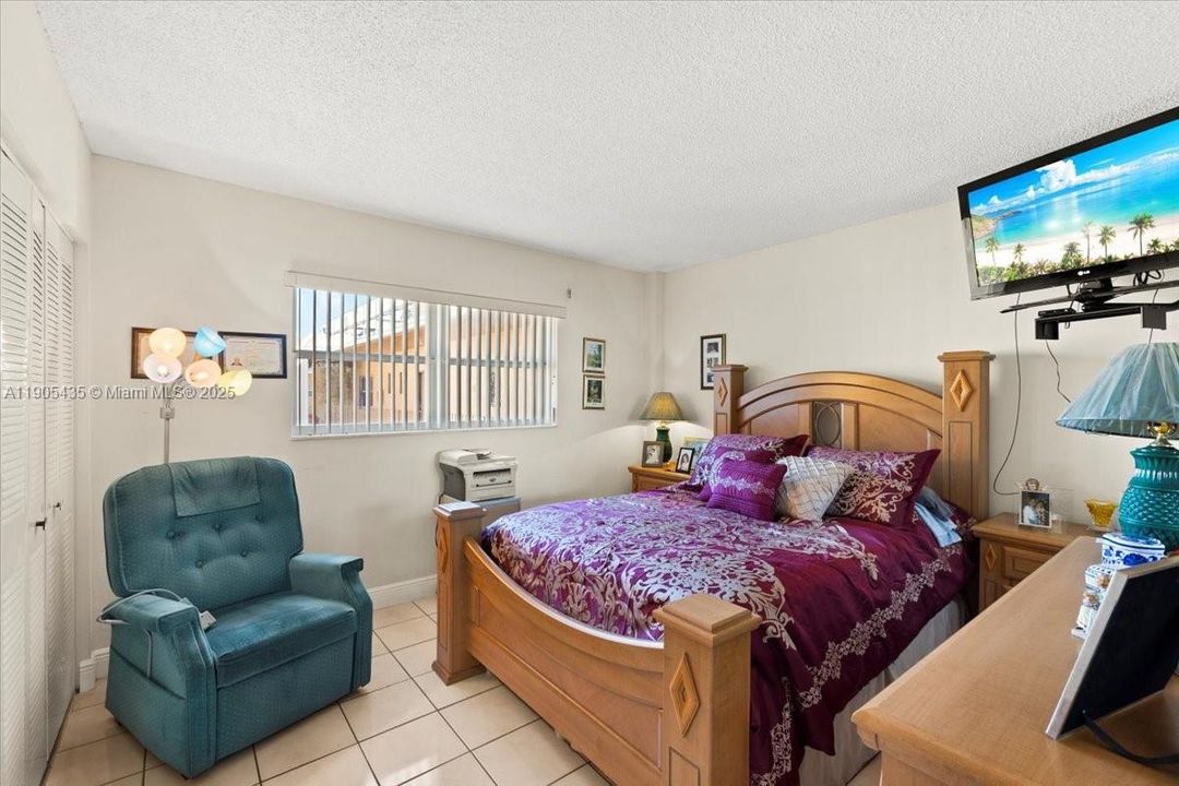 Active With Contract: $225,000 (2 beds, 2 baths, 915 Square Feet)