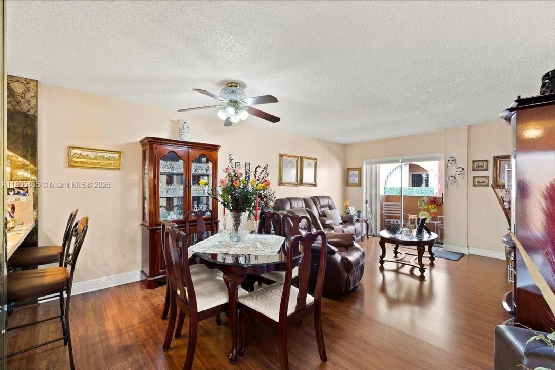 Active With Contract: $225,000 (2 beds, 2 baths, 915 Square Feet)