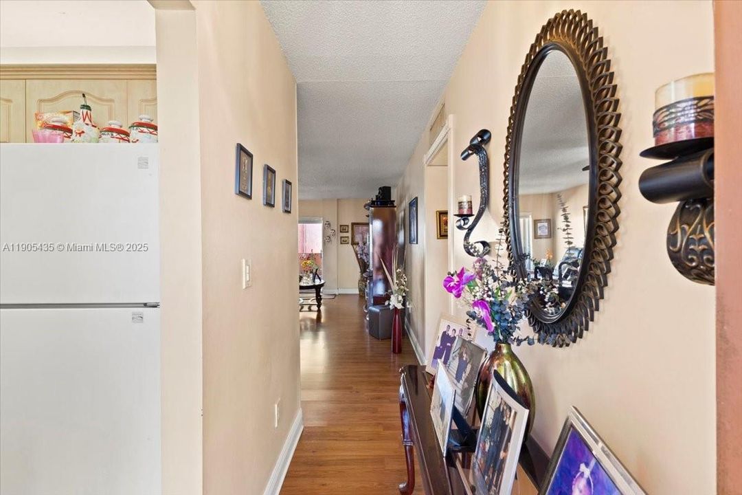 Active With Contract: $225,000 (2 beds, 2 baths, 915 Square Feet)