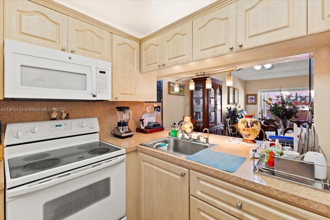 Active With Contract: $225,000 (2 beds, 2 baths, 915 Square Feet)