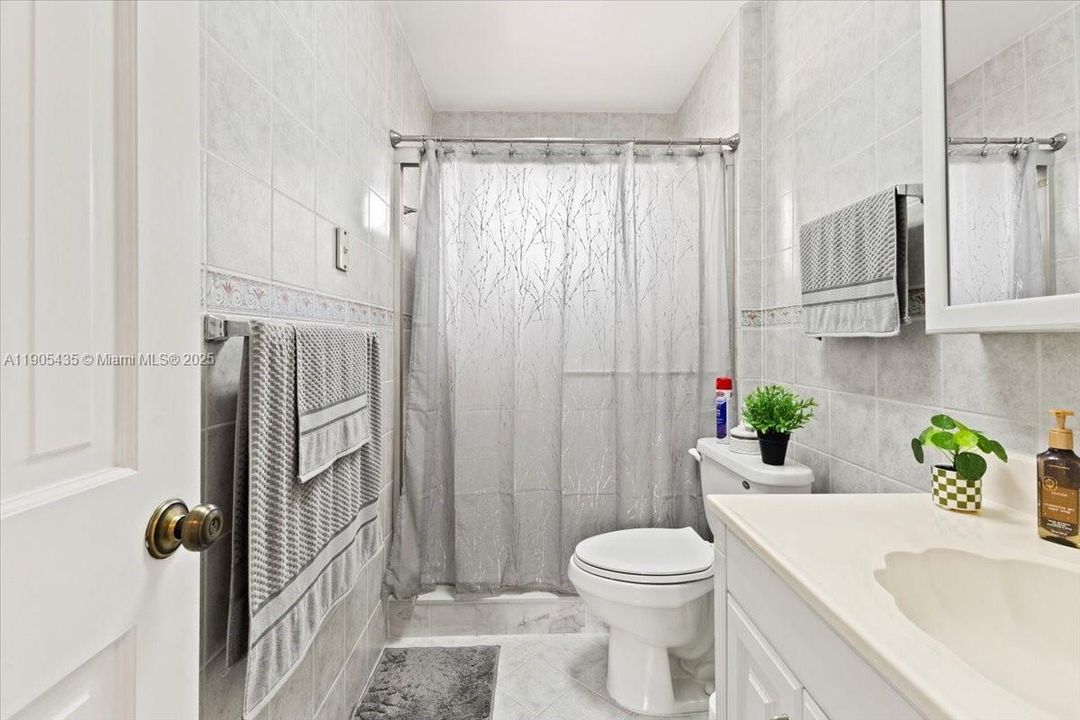 Active With Contract: $225,000 (2 beds, 2 baths, 915 Square Feet)