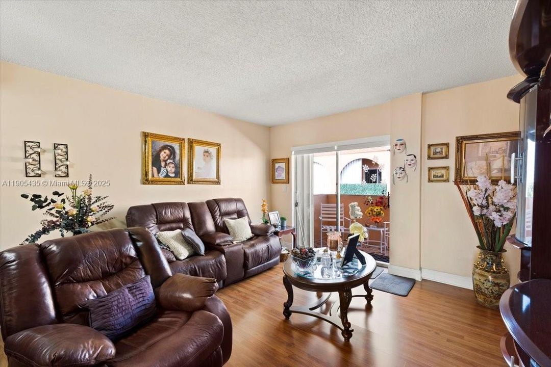 Active With Contract: $225,000 (2 beds, 2 baths, 915 Square Feet)