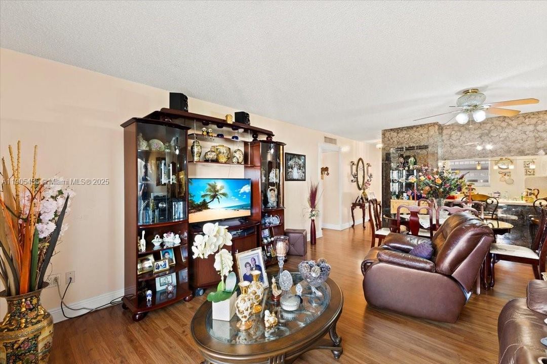 Active With Contract: $225,000 (2 beds, 2 baths, 915 Square Feet)