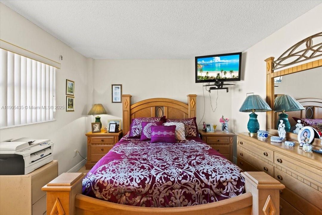 Active With Contract: $225,000 (2 beds, 2 baths, 915 Square Feet)