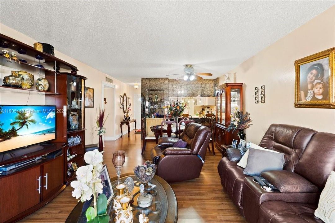 Active With Contract: $225,000 (2 beds, 2 baths, 915 Square Feet)