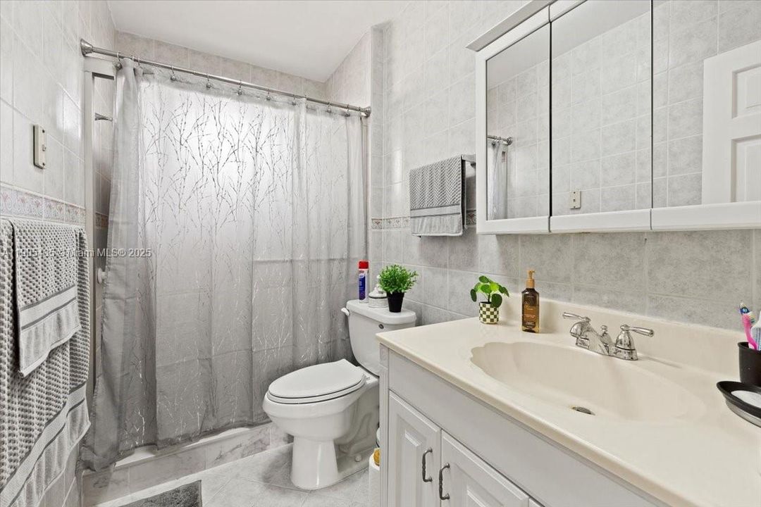 Active With Contract: $225,000 (2 beds, 2 baths, 915 Square Feet)