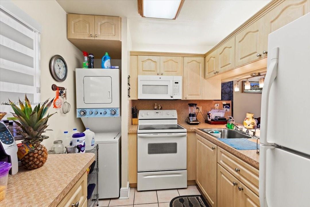 Active With Contract: $225,000 (2 beds, 2 baths, 915 Square Feet)