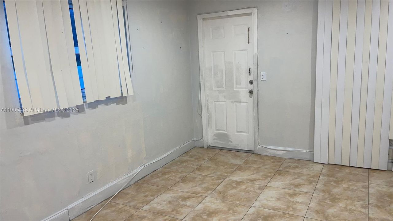 Active With Contract: $2,100 (2 beds, 1 baths, 1678 Square Feet)