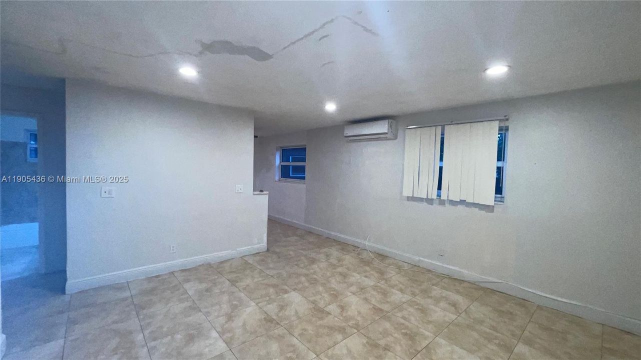 Active With Contract: $2,100 (2 beds, 1 baths, 1678 Square Feet)