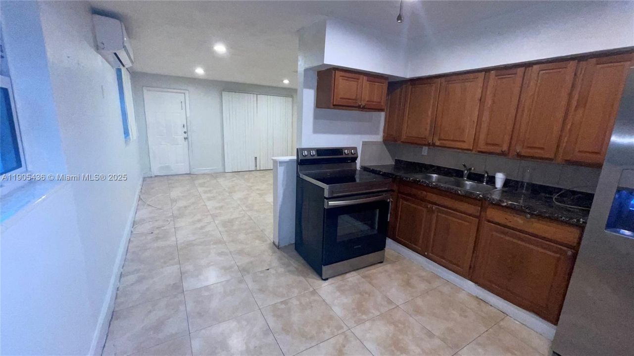 Active With Contract: $2,100 (2 beds, 1 baths, 1678 Square Feet)