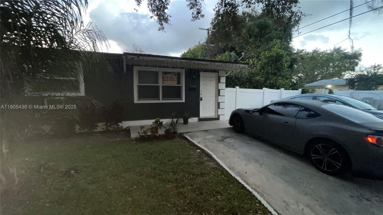 Active With Contract: $2,100 (2 beds, 1 baths, 1678 Square Feet)