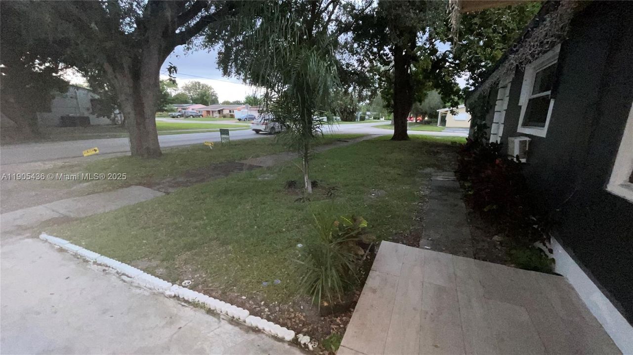 Active With Contract: $2,100 (2 beds, 1 baths, 1678 Square Feet)