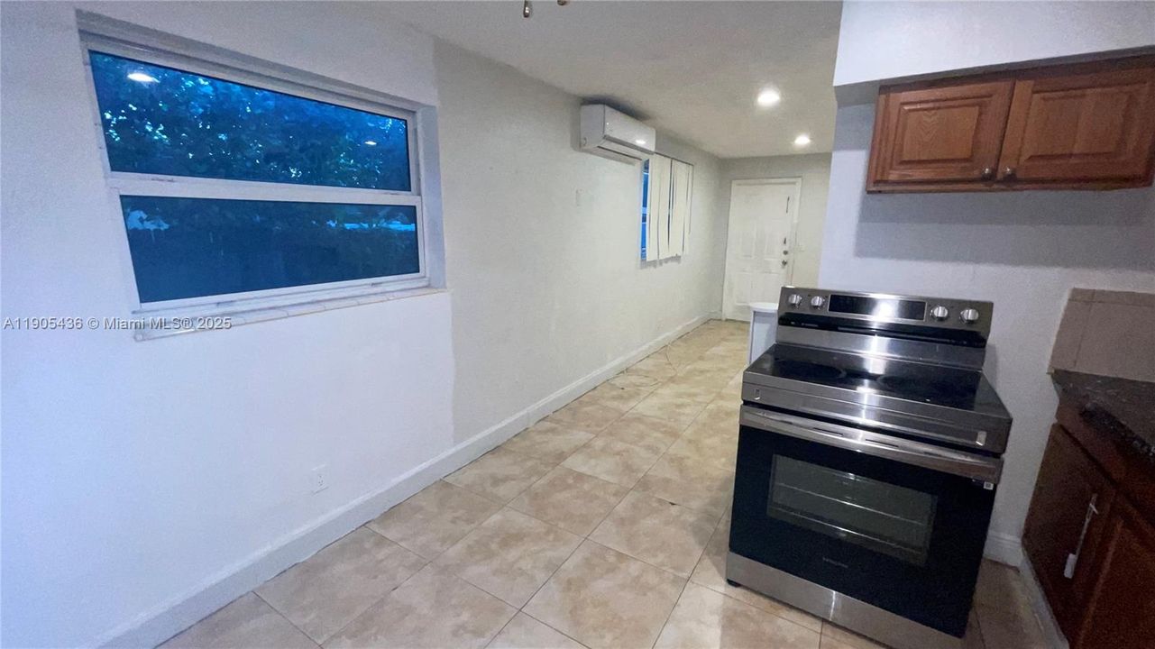 Active With Contract: $2,100 (2 beds, 1 baths, 1678 Square Feet)
